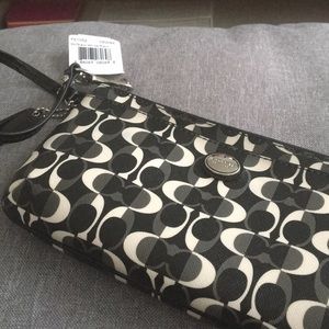 Pretty Coach wristlet